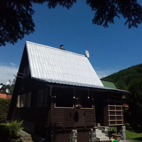 Chata s nově natřenou střechou