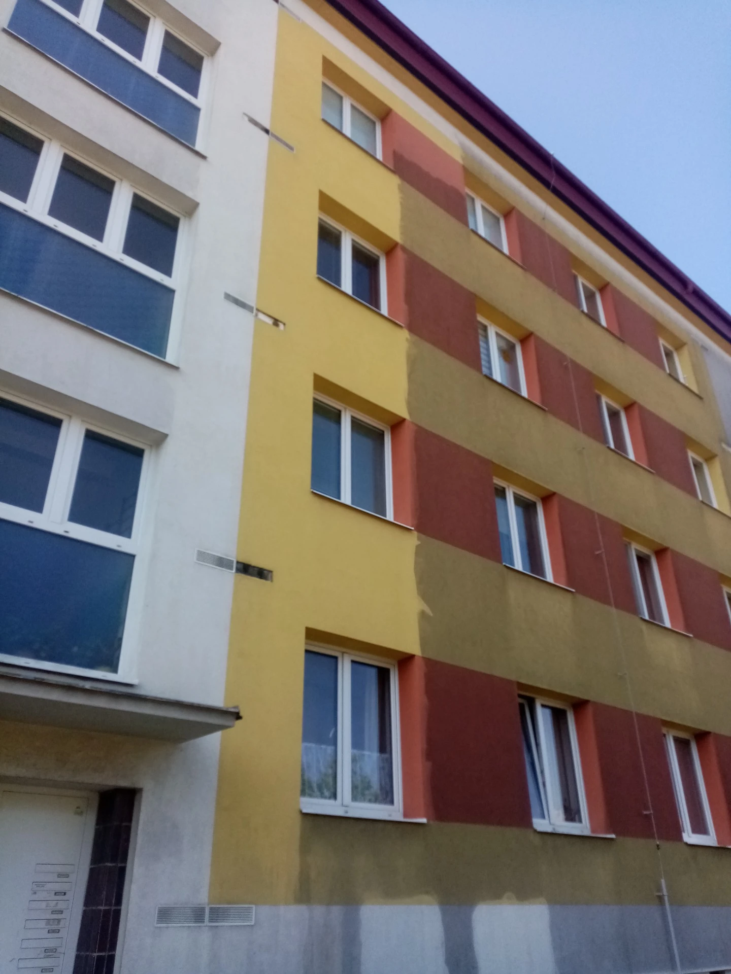 Čištění fasády bytového domu ve městě