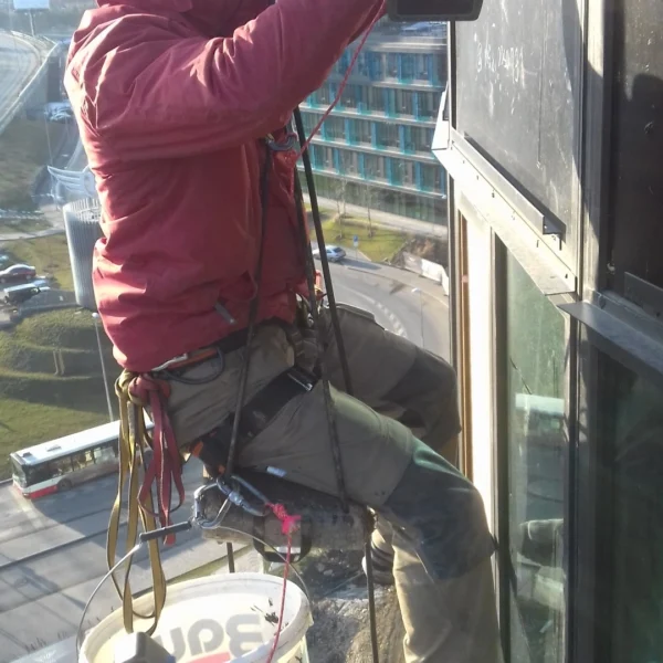Čištění oken ve výšce na laně