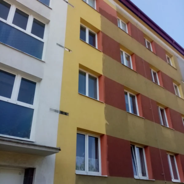 Fasáda panelového domu před a po čištění