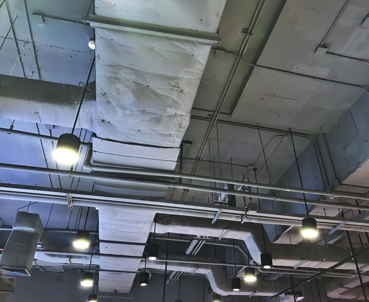 Vedení ventilace v průmyslové hale